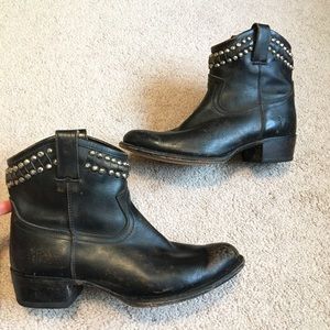 Frye Diana Cut Studded Distressed black leather short boots booties size 9